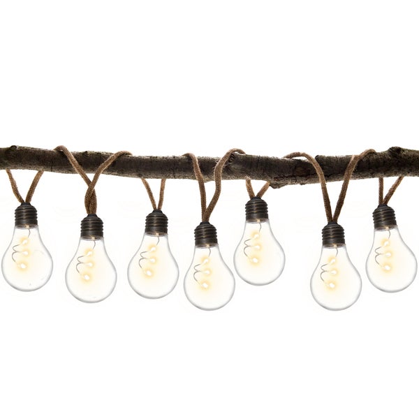 Lichterkette mit Glühbirnen an einem Ast