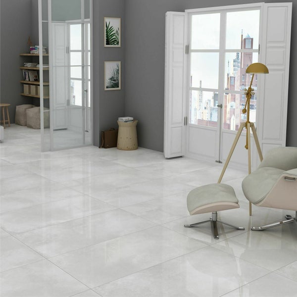 Heller Raum mit Bodenfliesen, Sessel und Stehlampe