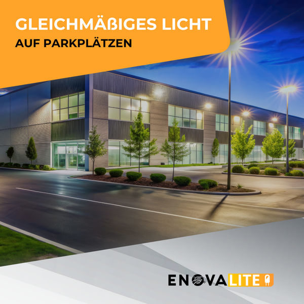 Beleuchteter Parkplatz mit Gebäude und Straßenlaternen