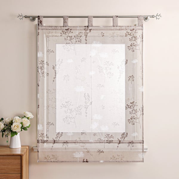 Fensterdekoration mit Blumenmuster und Gardinenstange