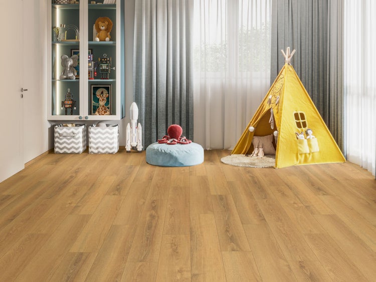 Ein Kinderzimmer mit einem Bodenbelag in Holzoptik, eingerichtet mit einem Spielzelt, Spielzeugregalen und Vorhängen vor einem Fenster.