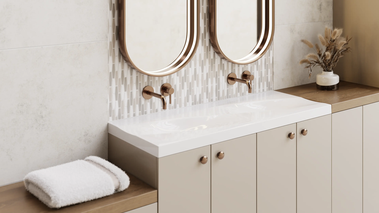 Helles, modern organisiertes Badezimmer mit Doppelwaschtisch, kupferfarbenen Wandarmaturen, ovalen LED-Spiegeln und hellem Unterschrank.