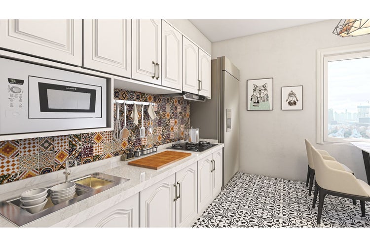 Helle Küche mit Ober- und Unterschränken, Mikrowelle und Spüle