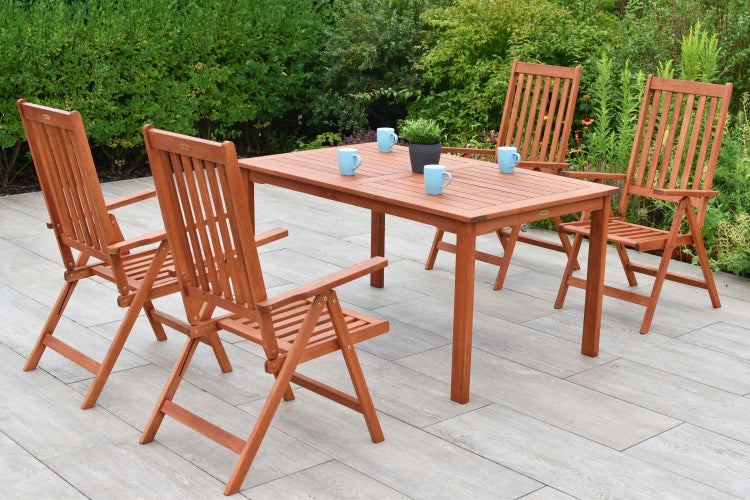 Gartentisch mit vier Holzstühlen im Außenbereich