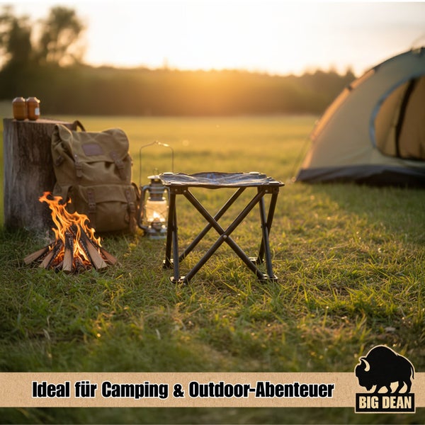 Szene im Freien mit Lagerfeuer, Rucksack, Lampe, Zelt und einem faltbaren Campinghocker.