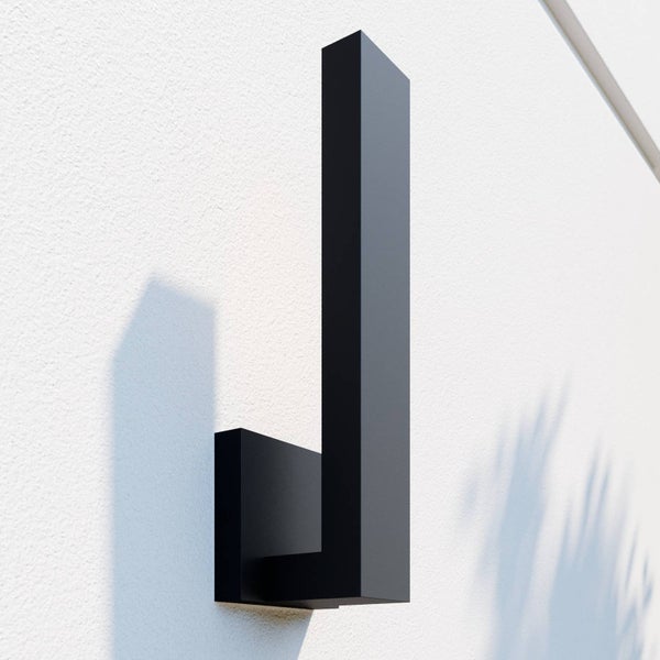Moderne schwarze Außenwandleuchte in minimalistischem, rechteckigem Design aus Metall.