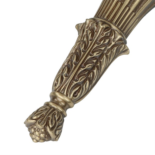 Detail einer verzierten, metallenen Möbelkomponente mit floralen Mustern.