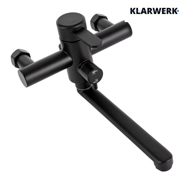 Matt schwarze Badewannenarmatur mit langem Schwenkauslauf und Einhandmischer. Klarwerk Logo.