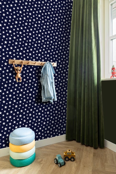 Kinderzimmer mit Sterntapete, Garderobe, Vorhang und Spielzeug