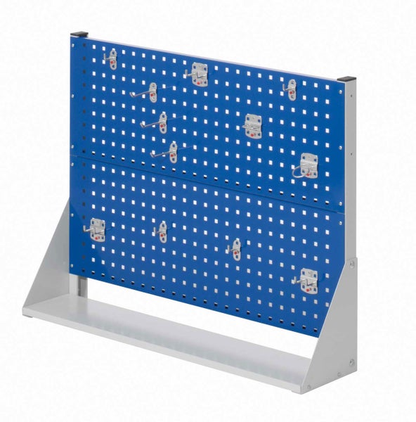 Blaue Werkzeuglochwand aus Metall mit verschiedenen Haken auf einem hellgrauen Standfuß zur Organisation von Werkzeugen.