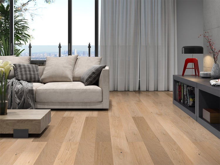 Modernes Wohnzimmer mit hellem Holzboden, beigem Sofa und großen Fenstern mit Stadtblick.