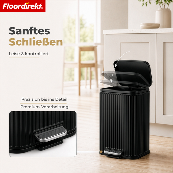 Schwarzer Treteimer mit geriffelter Oberfläche, Metall-Fußpedal und Soft-Close-Funktion in einer hellen, organisierten Küche. Floordirekt Logo.