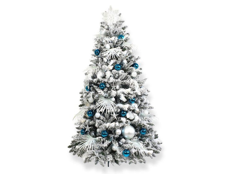 Künstlicher Weihnachtsbaum mit Schneeoptik, dekoriert mit blauen und silbernen Weihnachtskugeln und Sternen auf weißem Untergrund.