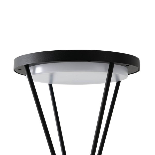 Detailansicht einer modernen schwarzen Lampe mit weißem rundem Diffusor und vier stabilen Metallbeinen.