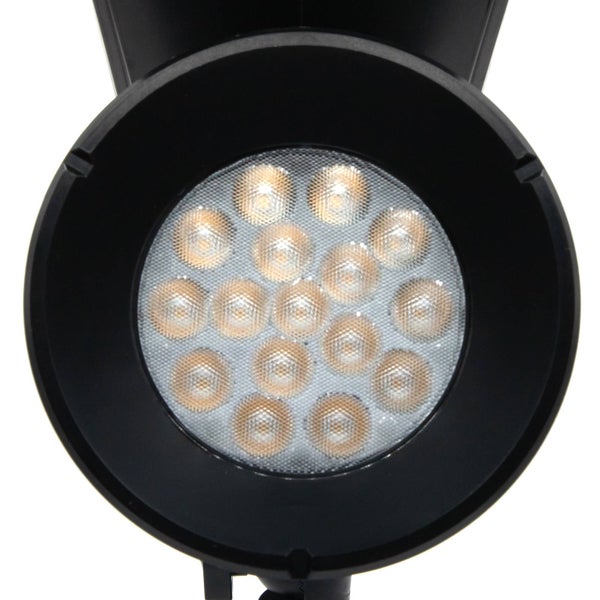 Nahaufnahme eines LED-Strahlers mit mehreren Leuchtdioden hinter einer strukturierten Linse in einem schwarzen Gehäuse.