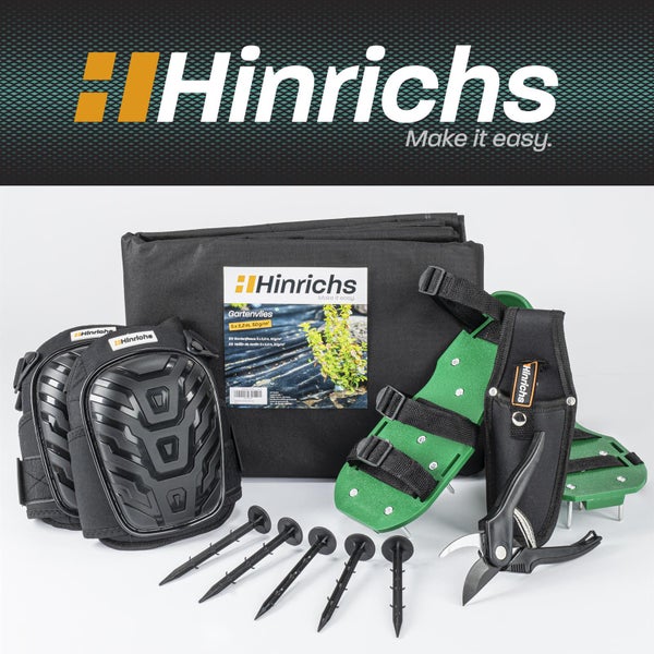 Hinrichs Gartenset: schwarzes Gartenvlies, Knieschoner, grüne Rasenlüfter-Schuhe, Erdanker und eine Gartenschere im Halfter. Hinrichs Logo.