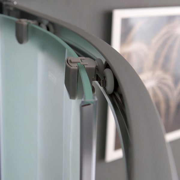 Detailaufnahme einer Duschkabine mit Schiebetür, die die Rollen und die Führungsschiene zeigt