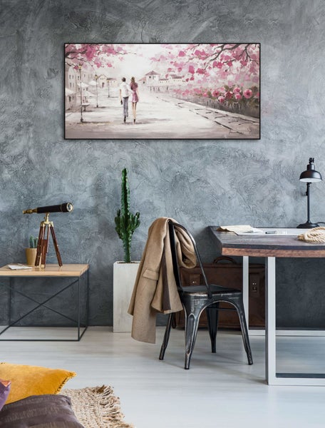 Wohnzimmer mit Sofa, Couchtisch aus Paletten und Landschaftsgemälde