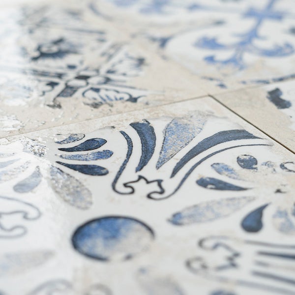 Wandfliese mit dekorativem mediterranem Muster im Vintage Design in Nahaufnahme