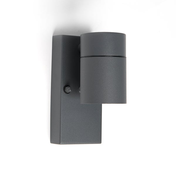 Zylinderförmige Wandleuchte für den Außenbereich mit rechteckigem Sockel für die Fassadenmontage.