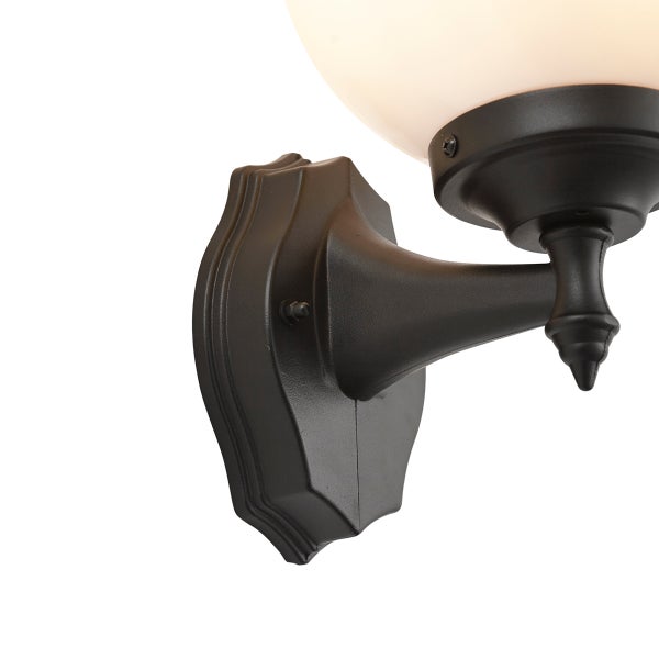 Schwarze Außenwandleuchte aus Metall mit einer runden weißen Glasabdeckung.