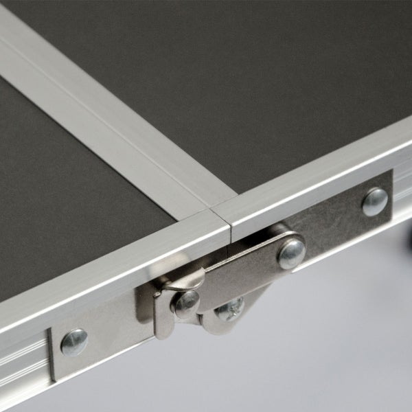 Detailansicht eines Kofferverschlusses aus Aluminium