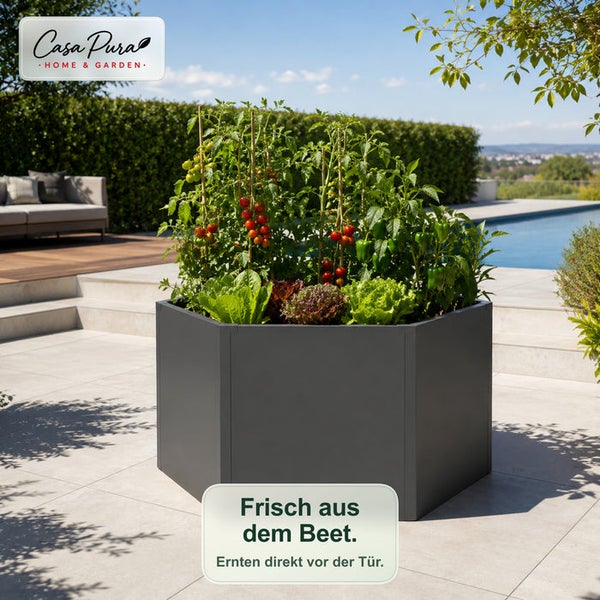 Sechseckiges Hochbeet auf einer Terrasse, bepflanzt mit Tomaten, Salat und Paprika, im Hintergrund ein Pool. Casa Pura Logo.