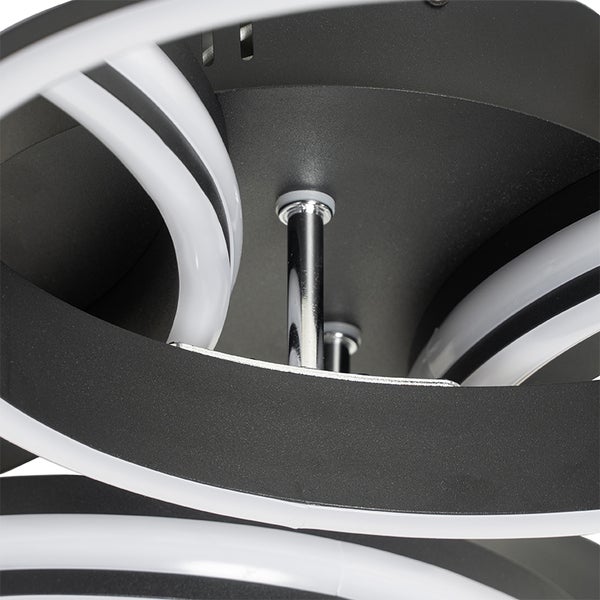 Detailansicht einer Deckenleuchte mit LED-Ringen und Metallelementen