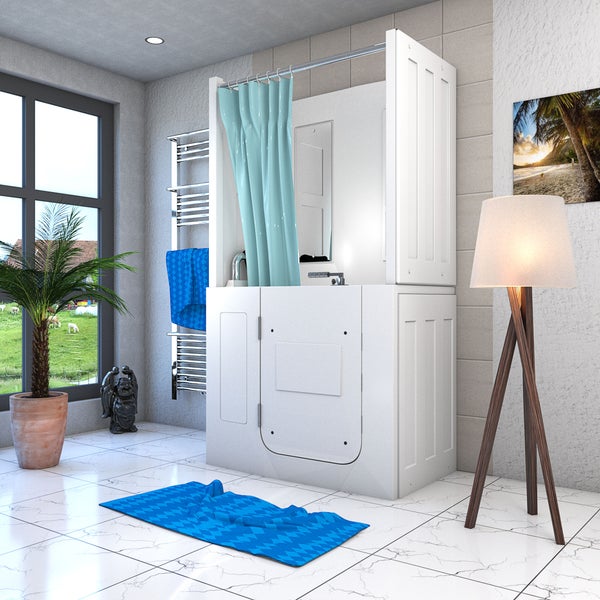 Helles Badezimmer mit weißer Sitzbadewanne inklusive barrierefreier Tür, blauem Duschvorhang, Handtuchheizkörper und Stehleuchte.