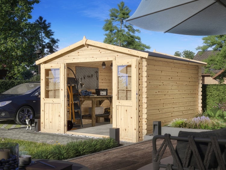 Geräumiges Gartenhaus aus Holz mit Doppeltüren und Fensterscheiben in einem hellen Garten mit Werkbank und Werkzeug im Inneren.