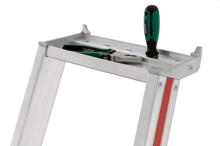 Detailaufnahme einer Werkzeugleiter mit Schraubenzieher und Zange.