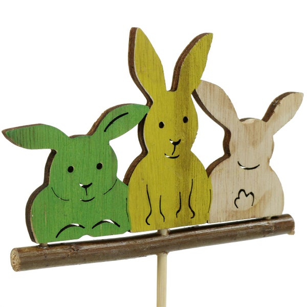 Dekorativer Osterstecker mit drei Holzhasen auf einem Ast