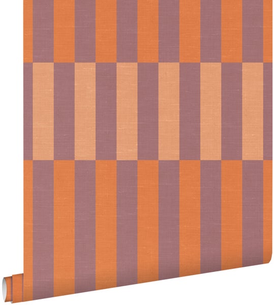 Tapete mit geometrischem Muster aus vertikalen Streifen und rechteckigen Blöcken in Orange und Lila.