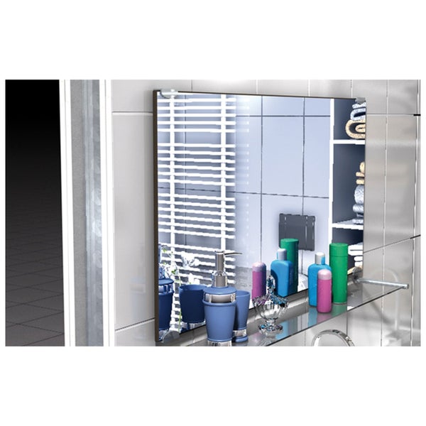 Badezimmer mit Spiegel, Glasablage und Badezimmerutensilien