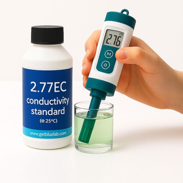 2.77 EC Leitfähigkeitsstandardlösung mit Messgerät zur Messung der Leitfähigkeit in einer Flüssigkeit.