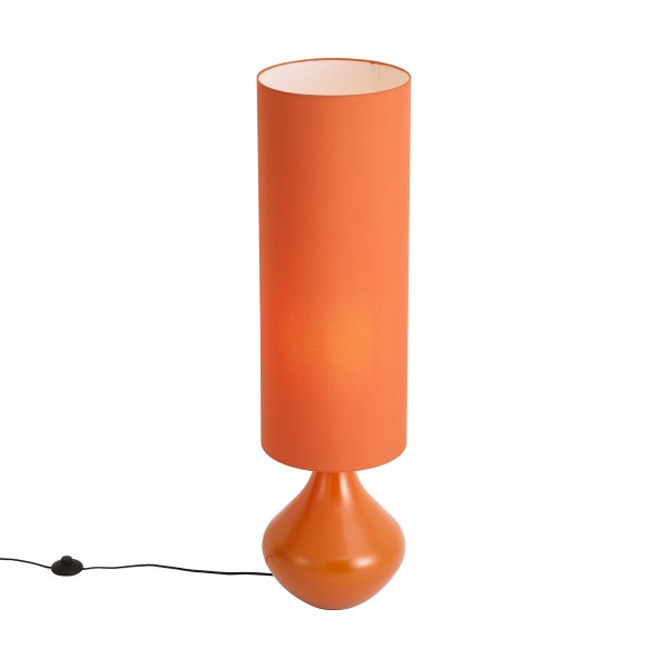 Orangefarbene Tischleuchte mit hohem, zylinderförmigem Schirm und tropfenförmigem Fuß, inklusive Kabel mit Schalter.