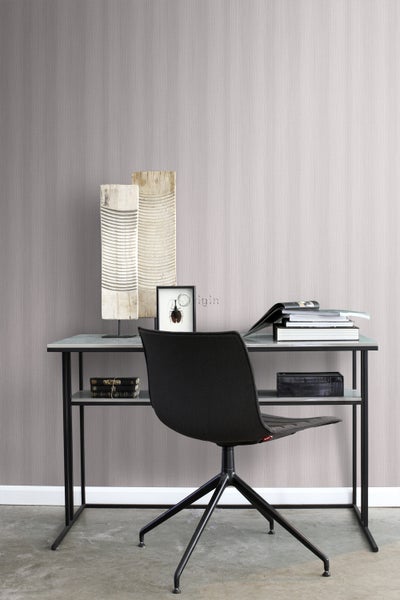 Arbeitszimmer mit Schreibtisch, Bürostuhl und Wandtapete