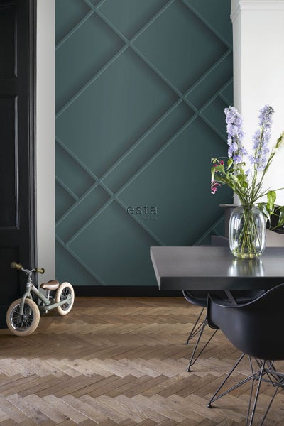 Innenraum mit gemusterter Tapete, Tisch und Kinderfahrrad für dekorative Zwecke