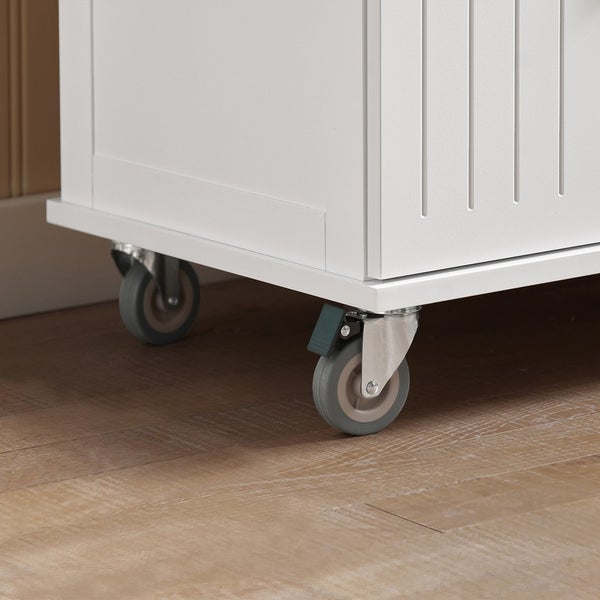 Detailansicht eines weißen Möbels mit Rollen