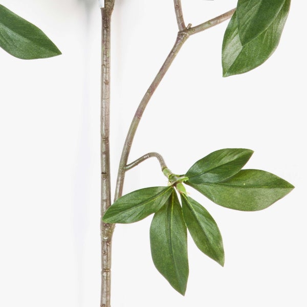 Künstlicher Pflanzenzweig mit grünen Blättern aus Kunststoff.