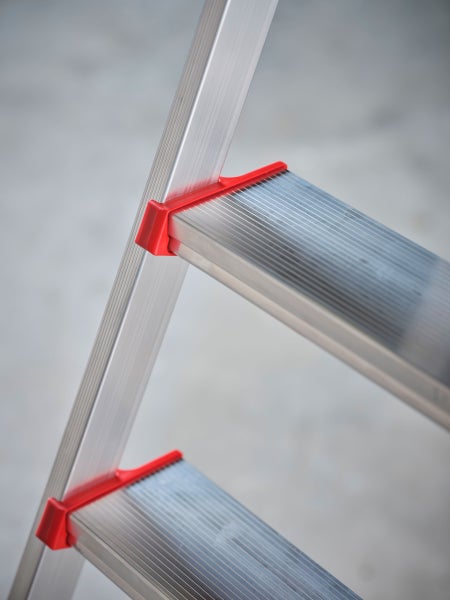 Detailansicht einer Aluminiumleiter mit Stufen