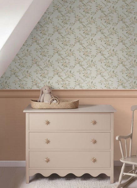 Vliestapete mit floralem Muster, Vintage-Blumenranken im Landhausstil.