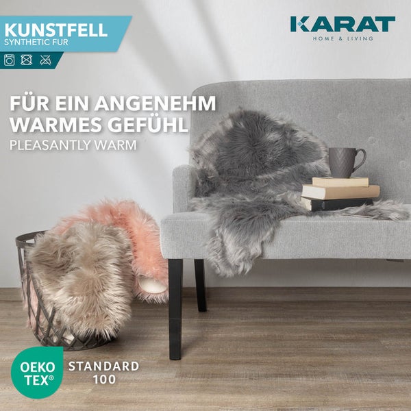Karat Kunstfelle auf Sofa und in einem Korb, Oeko-Tex Standard 100 zertifiziert, waschbar. Karat Home & Living Logo.