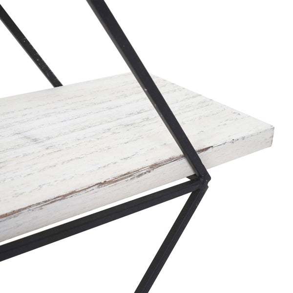 Detailansicht eines Wandregals mit Holzablage und Metallgestell