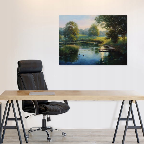 Büro mit Schreibtisch, Bürostuhl und einem Gemälde mit einer Seelandschaft