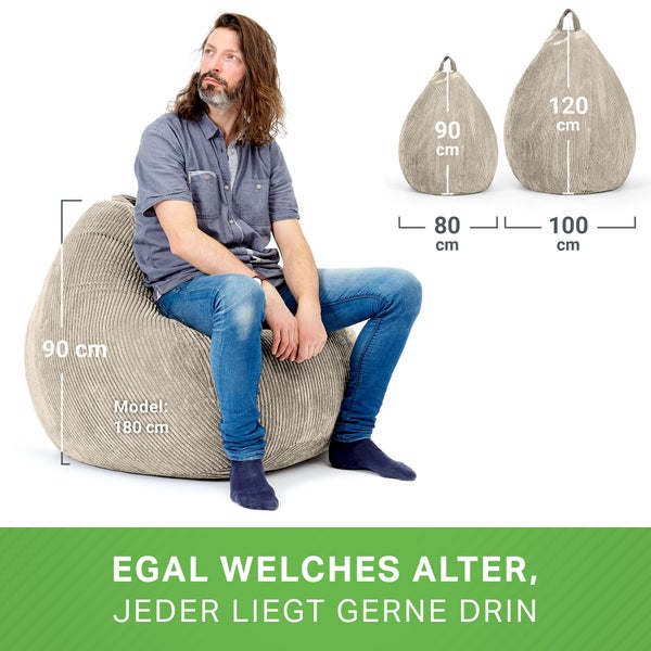 Mann sitzt auf einem Cord-Sitzsack, Größenangaben für Sitzsäcke dargestellt.