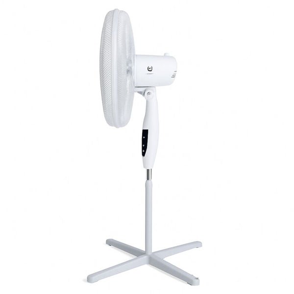 Seitenansicht eines weißen Standventilators mit rundem Schutzgitter, höhenverstellbarem Stativ und Kreuzfuß.