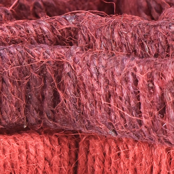 Nahaufnahme von rotem Jute-Teppichband