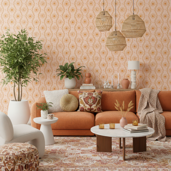 Wohnzimmer mit orangefarbenem Sofa, Couchtisch und dekorativen Elementen