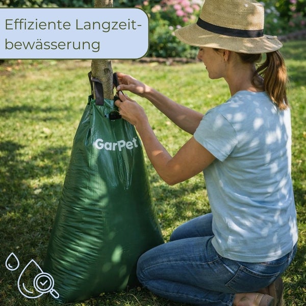 Frau befestigt Bewässerungssack zur Langzeitbewässerung an einem Baum